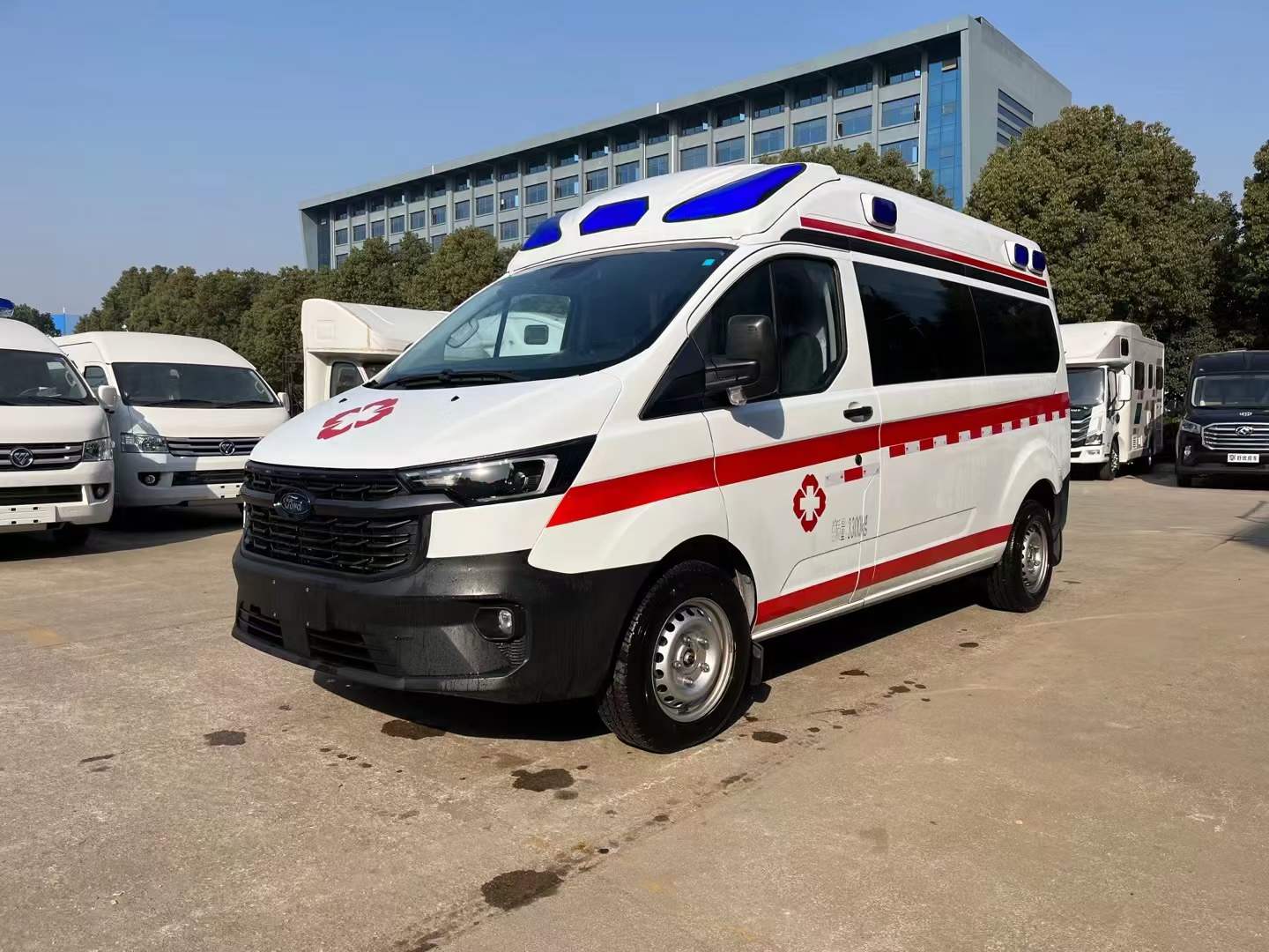 江鈴福特新全順V362監(jiān)護(hù)型救護(hù)車