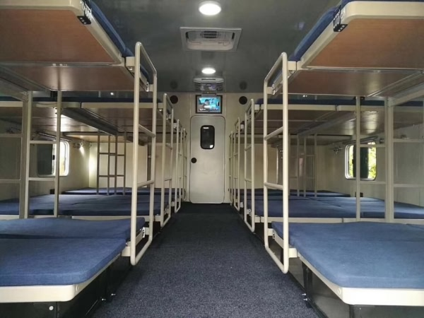 重汽豪沃28人雙拓展宿營(yíng)車(chē)