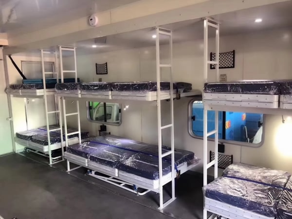重汽豪沃28人雙拓展宿營(yíng)車(chē)
