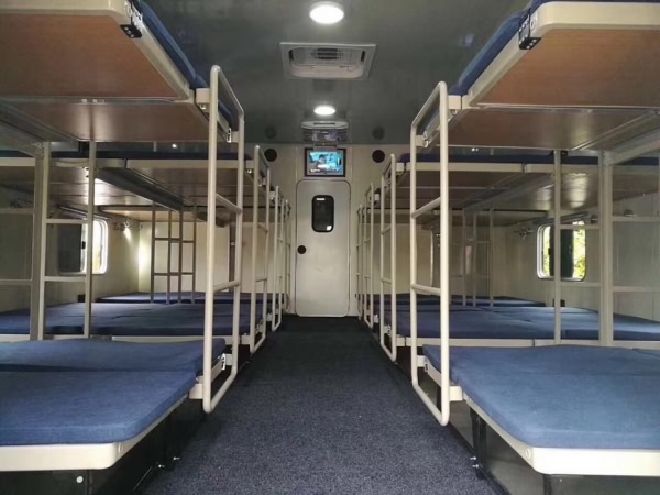重汽豪沃28人雙拓展宿營(yíng)車(chē)