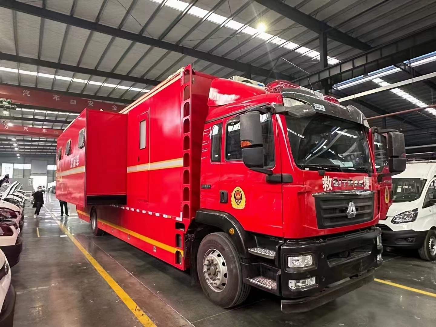 重汽汕德卡擴(kuò)展式宿營(yíng)車(chē)