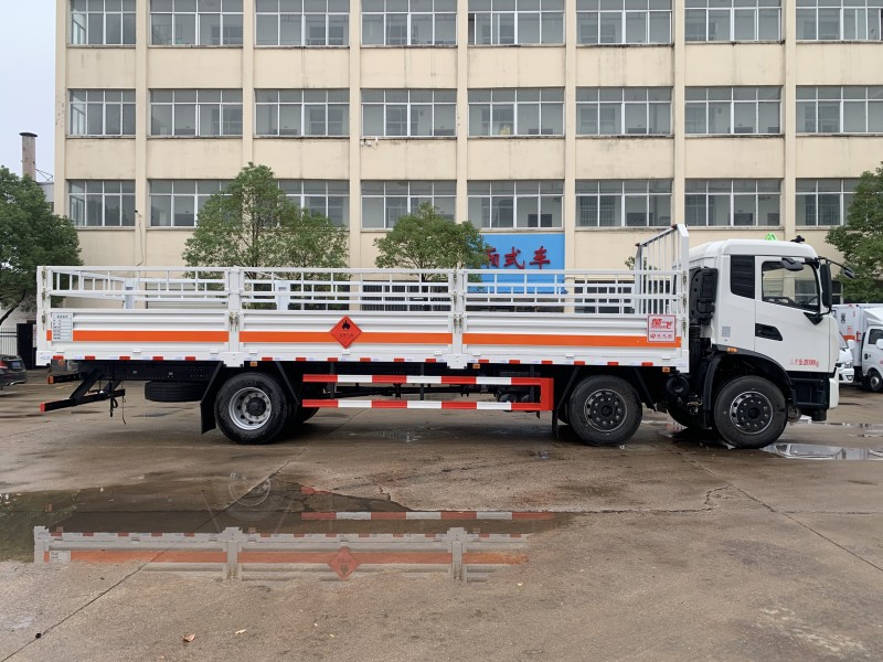 東風(fēng)天錦小三軸8.6米氣瓶運(yùn)輸車(chē)
