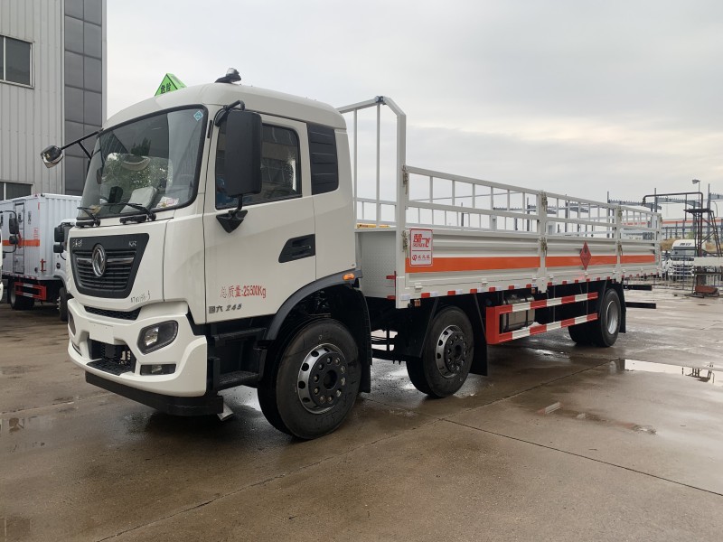 東風(fēng)天錦小三軸8.6米氣瓶運輸車