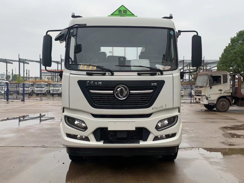 東風(fēng)天錦小三軸8.6米氣瓶運(yùn)輸車(chē)