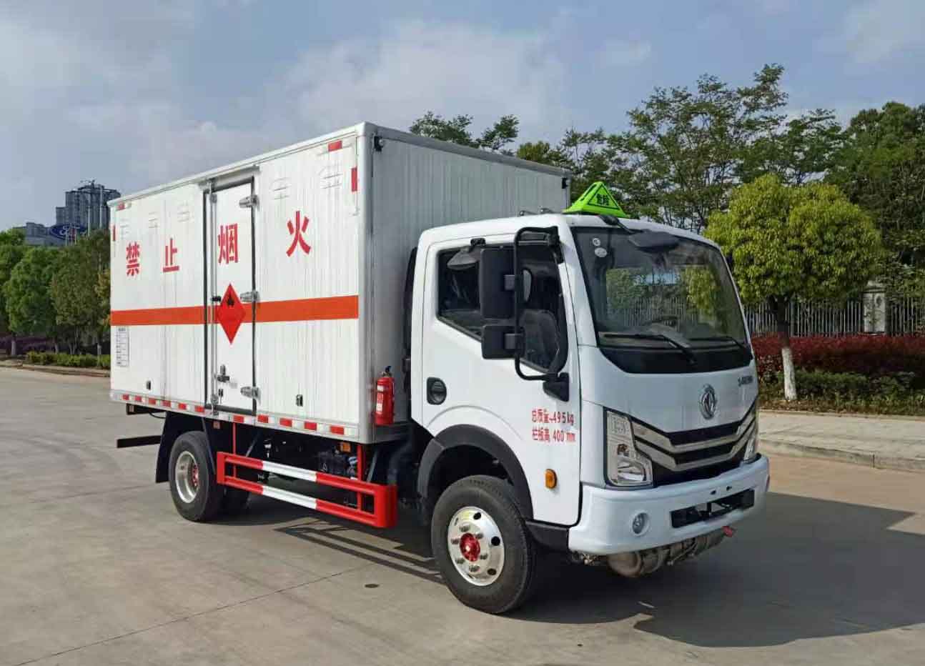 東風(fēng)多利卡4米1易燃液體廂式運輸車