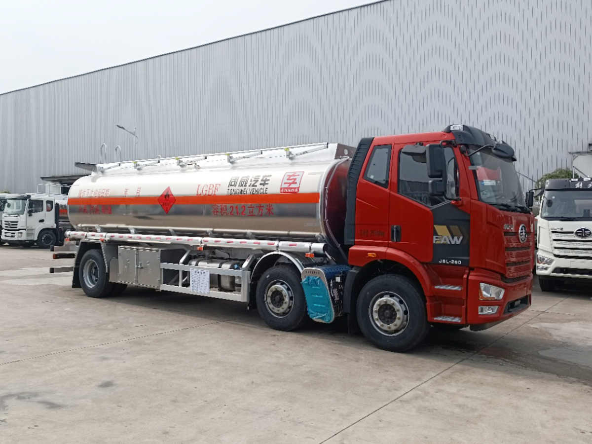 解放J6L小三軸15噸鋁合金油罐車(chē)