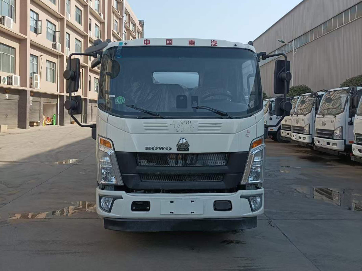 重汽豪沃5噸油罐車