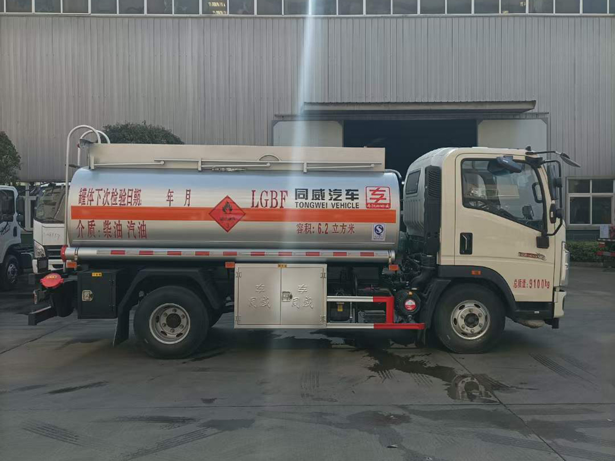 重汽豪沃5噸油罐車