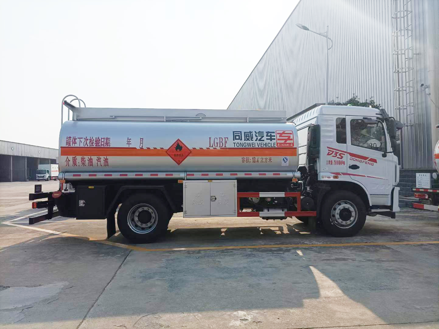 東風(fēng)專(zhuān)底D3S 10噸油罐車(chē)
