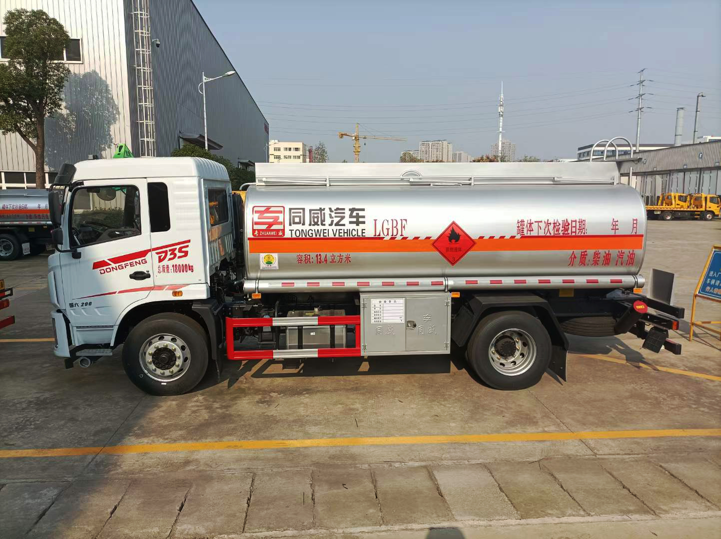東風(fēng)專(zhuān)底D3S 10噸油罐車(chē)