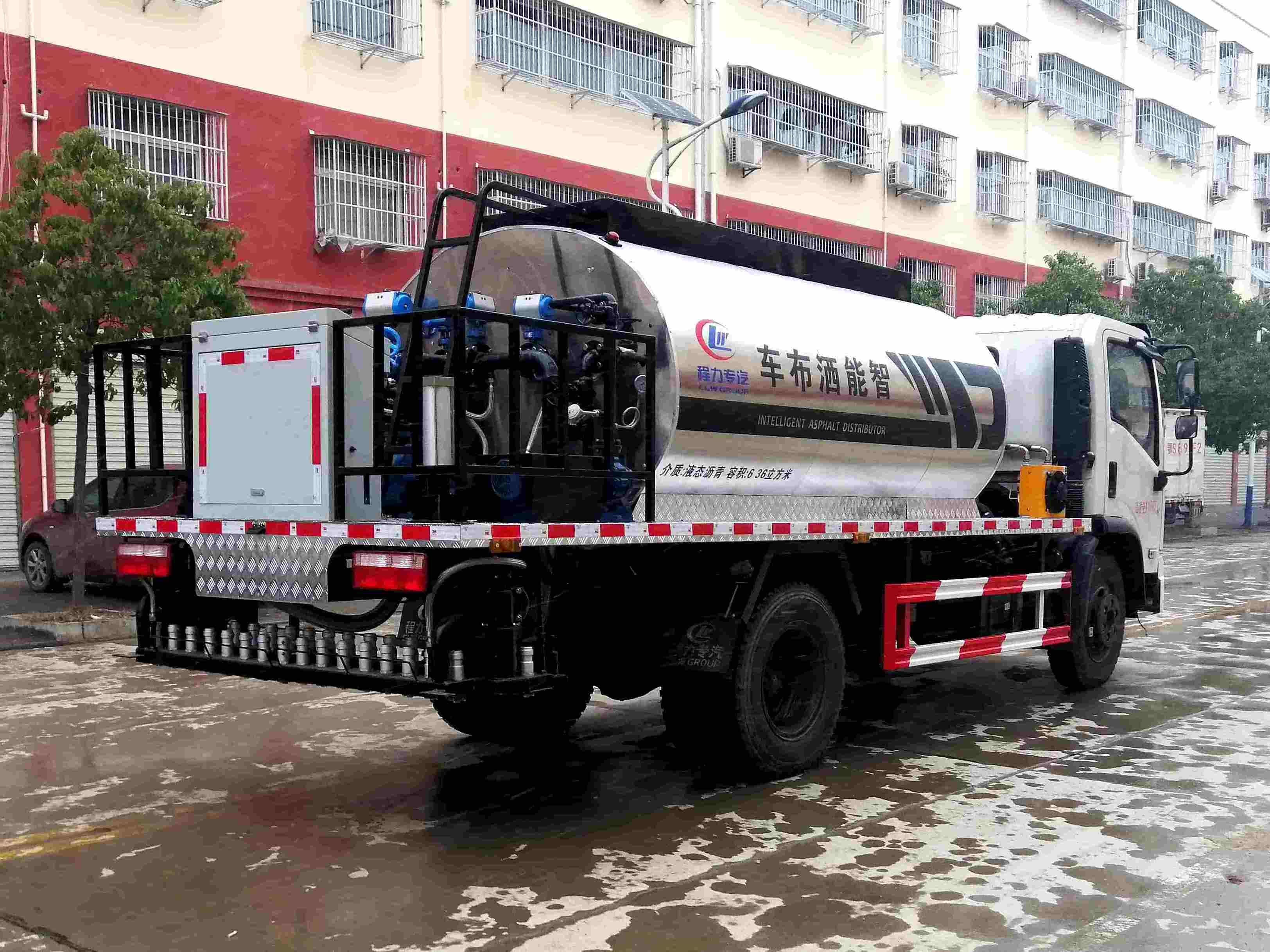 東風(fēng)7方瀝青灑布車(chē)