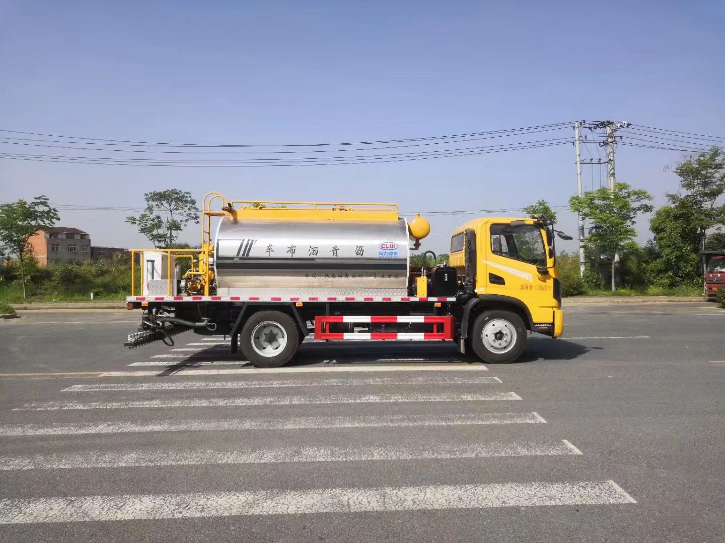 黃牌 東風(fēng)華神T3瀝青灑布車(chē)