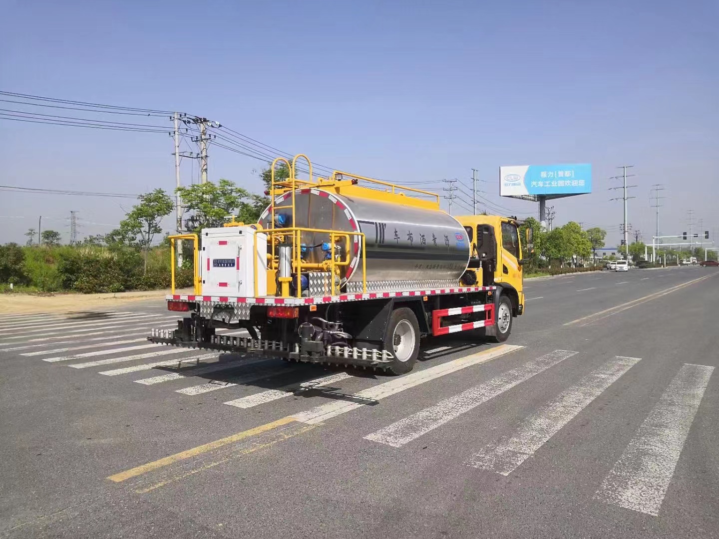 黃牌 東風(fēng)華神T3瀝青灑布車(chē)